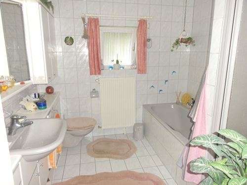 Ein- bis Zweifamilienhaus mit zwei Garagen in zentraler Lage