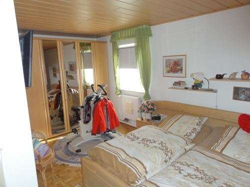 Ein- bis Zweifamilienhaus mit zwei Garagen in zentraler Lage