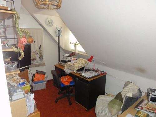 Ein- bis Zweifamilienhaus mit zwei Garagen in zentraler Lage