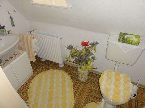 Ein- bis Zweifamilienhaus mit zwei Garagen in zentraler Lage