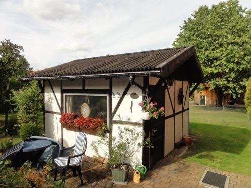 Ein- bis Zweifamilienhaus mit zwei Garagen in zentraler Lage