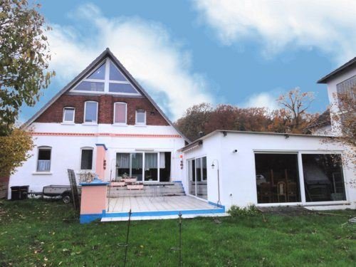 Ein- bis Zweifamilienhaus mit Doppelgarage und Anbau auf großem Grundstück