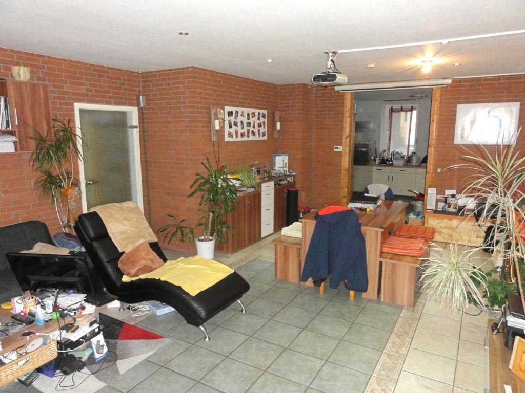 Ein- bis Zweifamilienhaus mit Doppelgarage und Anbau auf großem Grundstück