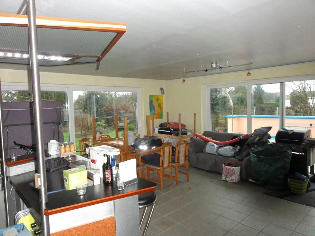 Ein- bis Zweifamilienhaus mit Doppelgarage und Anbau auf großem Grundstück