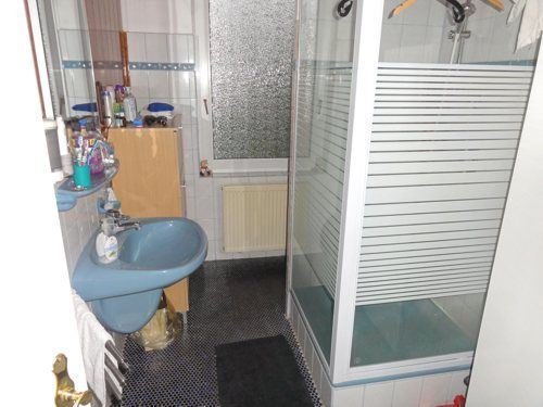 Ein- bis Zweifamilienhaus mit Doppelgarage und Anbau auf großem Grundstück