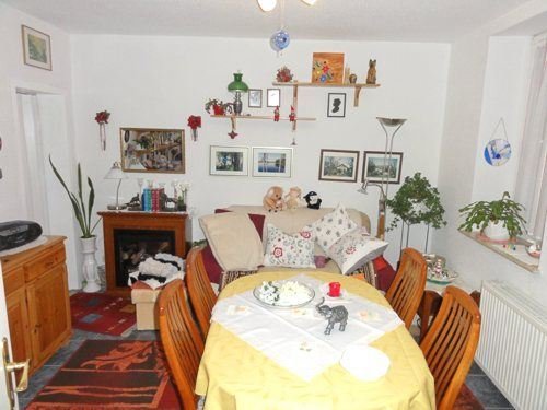 Ein- bis Zweifamilienhaus mit Doppelgarage und Anbau auf großem Grundstück
