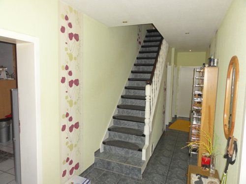 Ein- bis Zweifamilienhaus mit Doppelgarage und Anbau auf großem Grundstück
