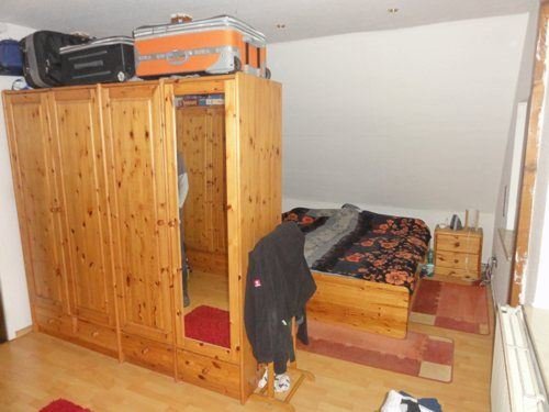 Ein- bis Zweifamilienhaus mit Doppelgarage und Anbau auf großem Grundstück