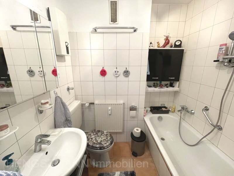 Kapitalanlage: Helle 2 Zimmer-Eigentumswohnung mit Balkon in ruhiger Ortsrandlage