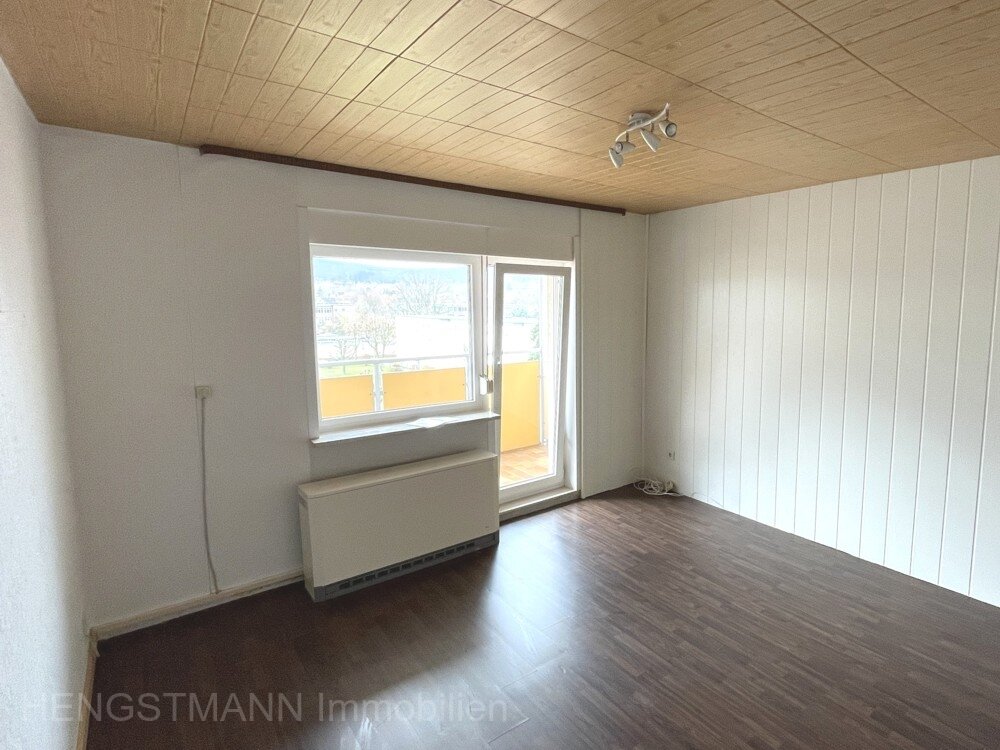 2-Zimmer-Eigentumswohnung in modernisiertem Mehrfamilienhaus mit Balkon in ruhiger Ortsrandlage