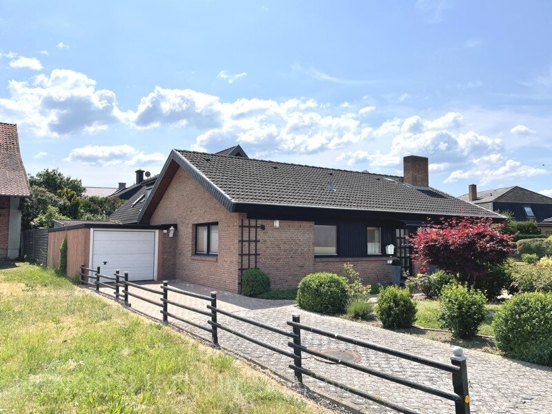 Einfamilienhaus in wärmegedämmter Holzständerbauweise mit Klinkerfassade und Garage in ruhiger Lage