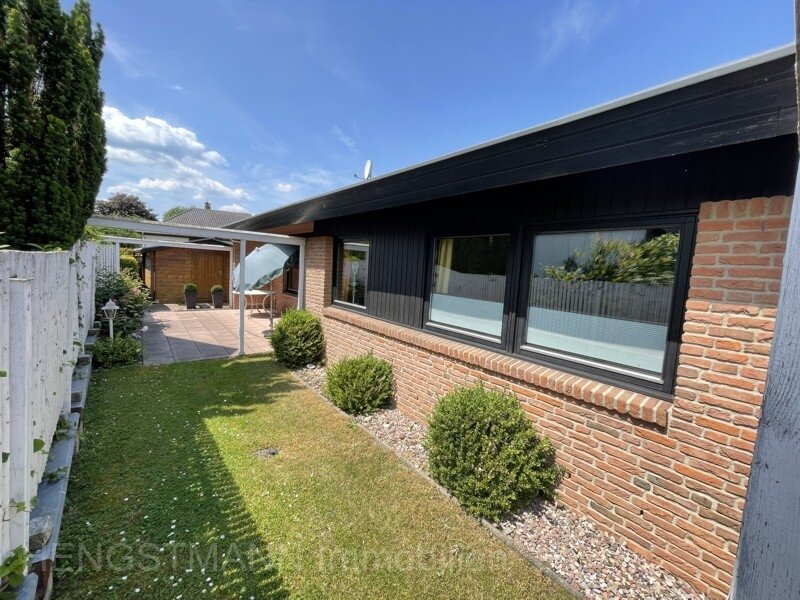 Einfamilienhaus in wärmegedämmter Holzständerbauweise mit Klinkerfassade und Garage in ruhiger Lage