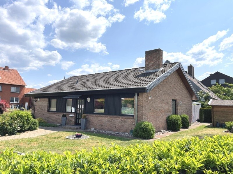 Einfamilienhaus in wärmegedämmter Holzständerbauweise mit Klinkerfassade und Garage in ruhiger Lage