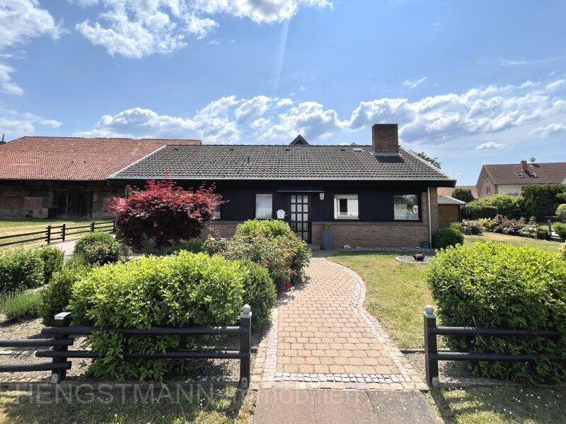 Einfamilienhaus in wärmegedämmter Holzständerbauweise mit Klinkerfassade und Garage in ruhiger Lage
