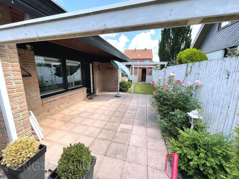 Einfamilienhaus in wärmegedämmter Holzständerbauweise mit Klinkerfassade und Garage in ruhiger Lage