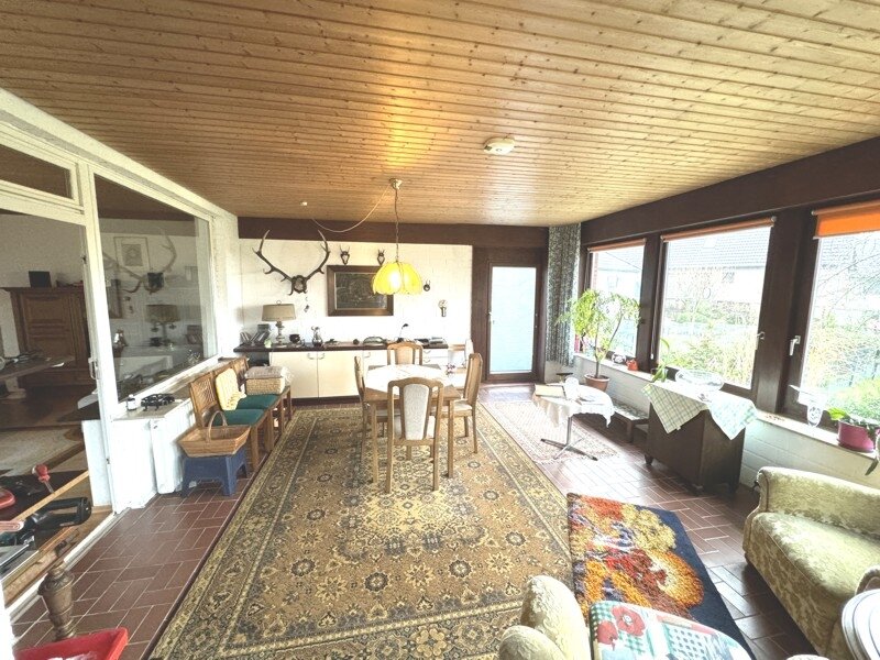 Wennigser Mark: Einfamilienhaus mit Wintergarten ähnlichem Anbau und großer Kellergarage in äußerst ruhiger Lage. 