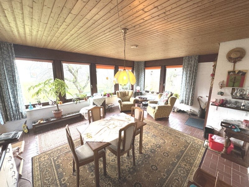 Wennigser Mark: Einfamilienhaus mit Wintergarten ähnlichem Anbau und großer Kellergarage in äußerst ruhiger Lage. 