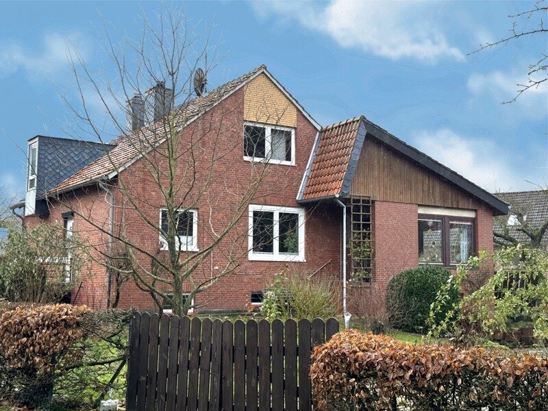 Wennigser Mark: Einfamilienhaus mit Wintergarten ähnlichem Anbau und großer Kellergarage in äußerst ruhiger Lage. 