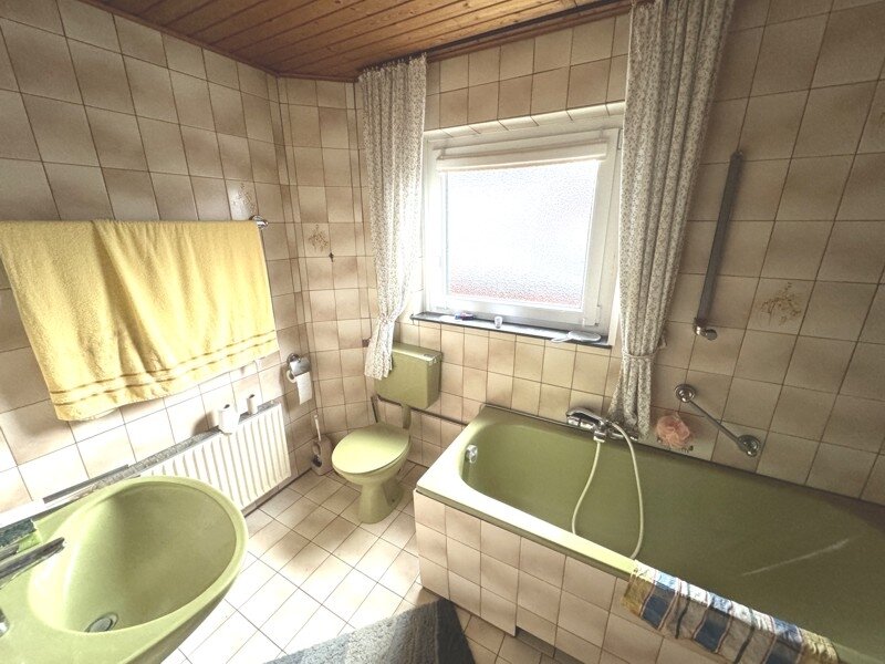 Wennigser Mark: Einfamilienhaus mit Wintergarten ähnlichem Anbau und großer Kellergarage in äußerst ruhiger Lage. 