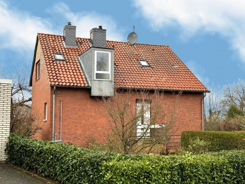 Wennigser Mark: Einfamilienhaus mit Wintergarten ähnlichem Anbau und großer Kellergarage in äußerst ruhiger Lage. 