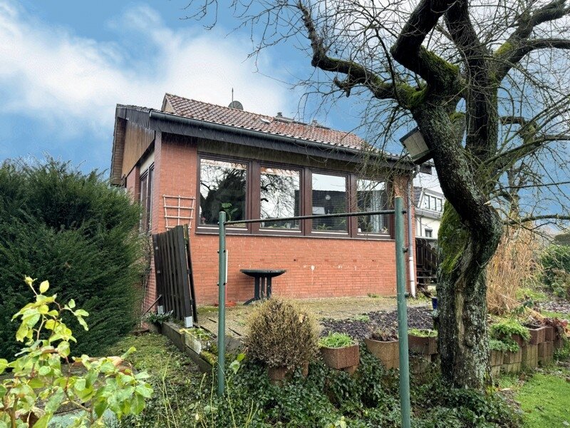 Wennigser Mark: Einfamilienhaus mit Wintergarten ähnlichem Anbau und großer Kellergarage in äußerst ruhiger Lage. 