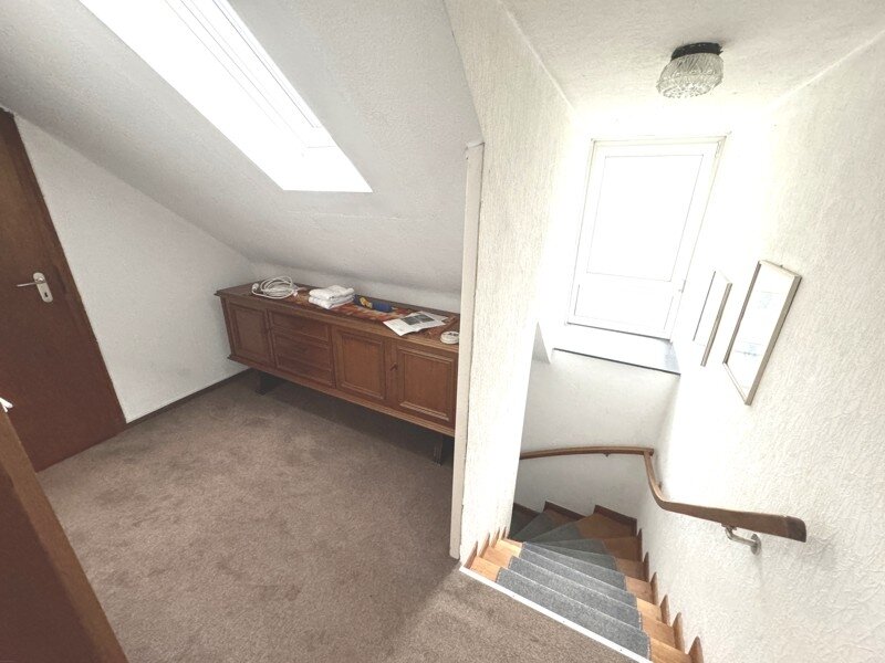 Wennigser Mark: Einfamilienhaus mit Wintergarten ähnlichem Anbau und großer Kellergarage in äußerst ruhiger Lage. 