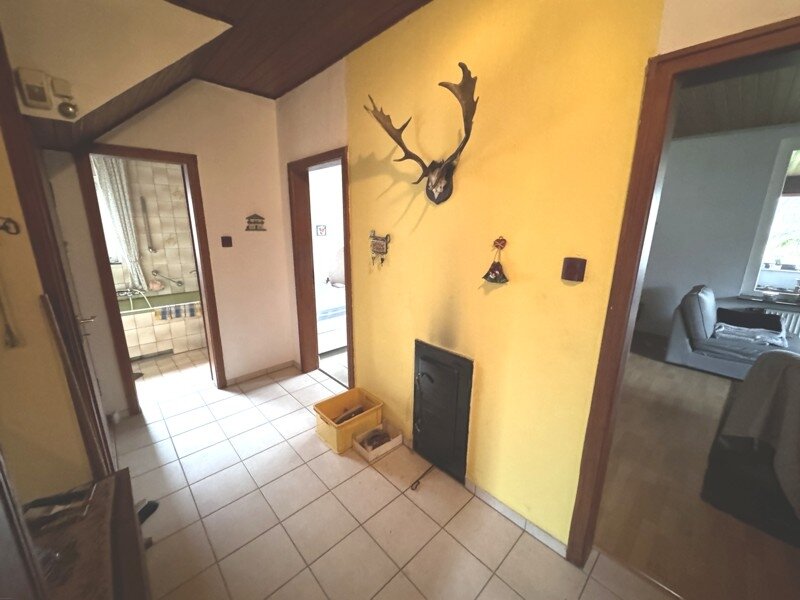 Wennigser Mark: Einfamilienhaus mit Wintergarten ähnlichem Anbau und großer Kellergarage in äußerst ruhiger Lage. 