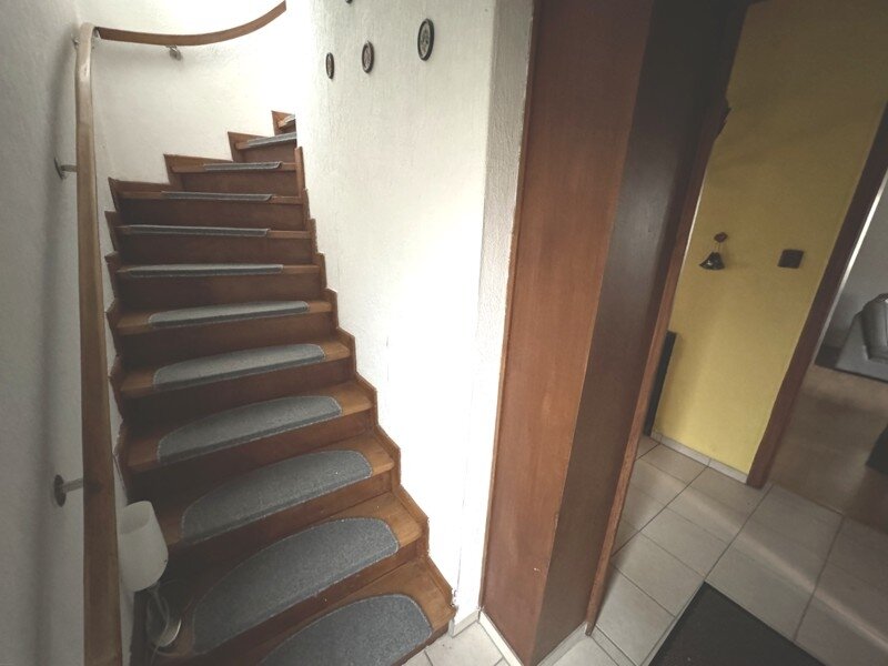 Wennigser Mark: Einfamilienhaus mit Wintergarten ähnlichem Anbau und großer Kellergarage in äußerst ruhiger Lage. 