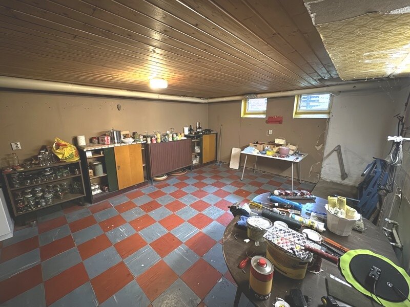 Wennigser Mark: Einfamilienhaus mit Wintergarten ähnlichem Anbau und großer Kellergarage in äußerst ruhiger Lage. 