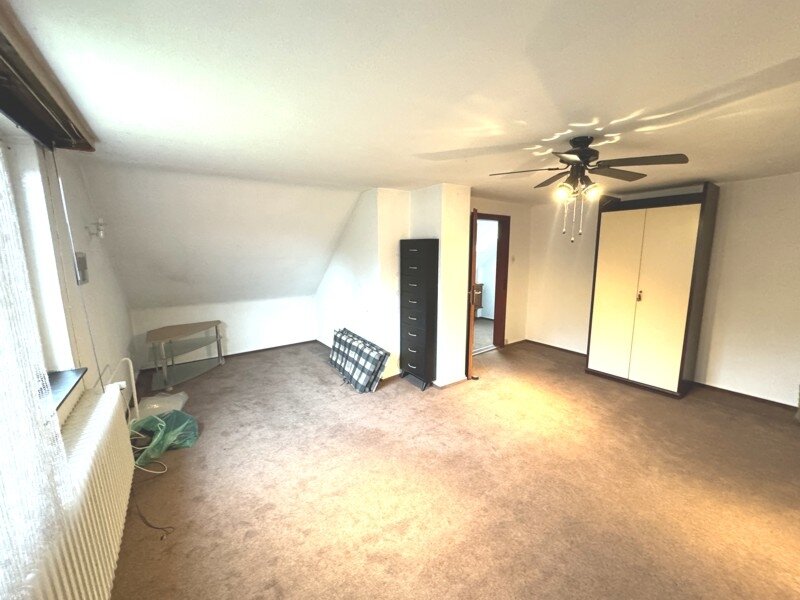 Wennigser Mark: Einfamilienhaus mit Wintergarten ähnlichem Anbau und großer Kellergarage in äußerst ruhiger Lage. 