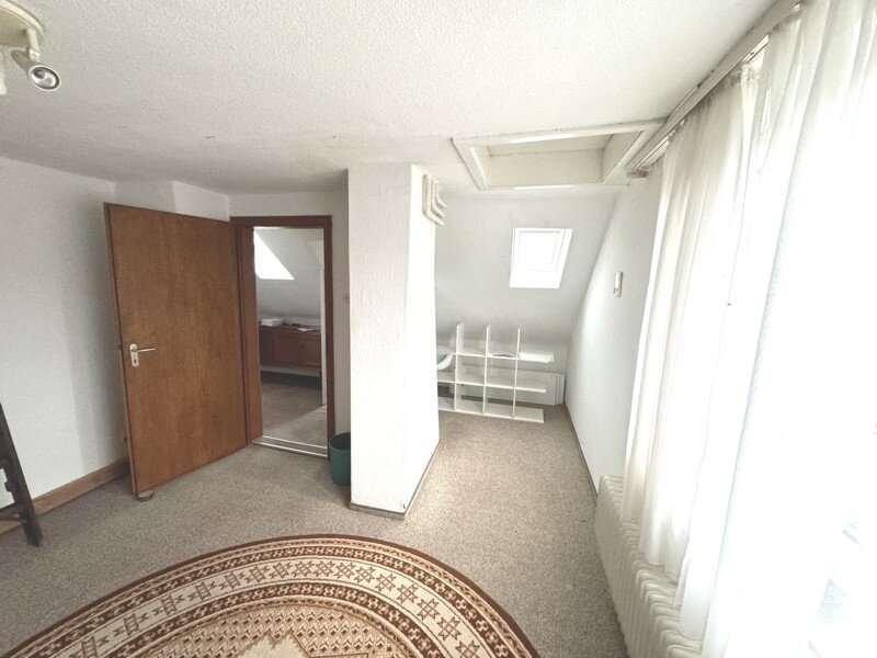 Wennigser Mark: Einfamilienhaus mit Wintergarten ähnlichem Anbau und großer Kellergarage in äußerst ruhiger Lage. 