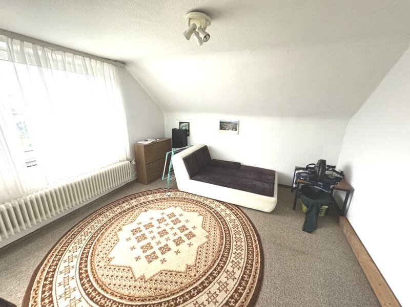 Wennigser Mark: Einfamilienhaus mit Wintergarten ähnlichem Anbau und großer Kellergarage in äußerst ruhiger Lage. 