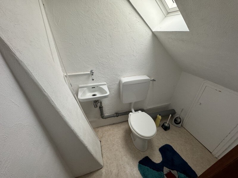 Wennigser Mark: Einfamilienhaus mit Wintergarten ähnlichem Anbau und großer Kellergarage in äußerst ruhiger Lage. 