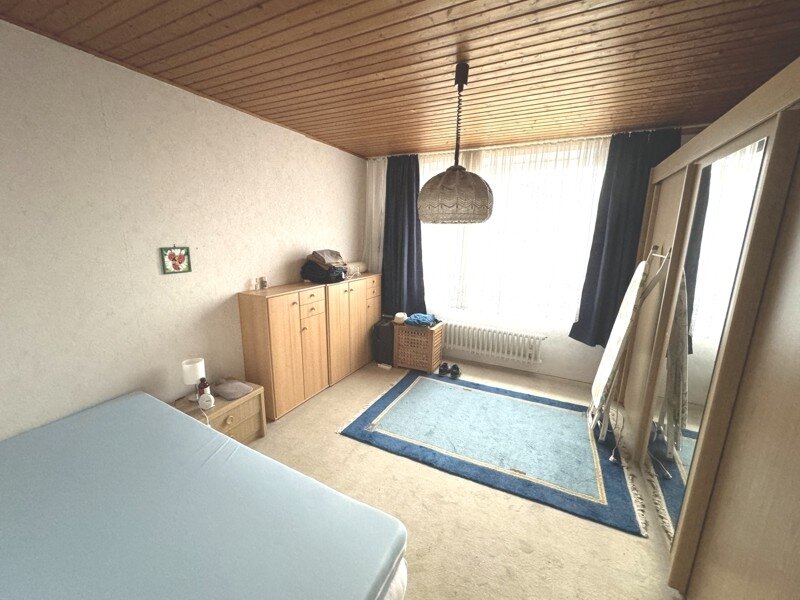 Wennigser Mark: Einfamilienhaus mit Wintergarten ähnlichem Anbau und großer Kellergarage in äußerst ruhiger Lage. 