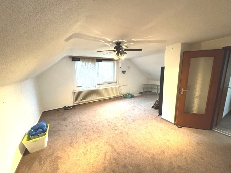 Wennigser Mark: Einfamilienhaus mit Wintergarten ähnlichem Anbau und großer Kellergarage in äußerst ruhiger Lage. 