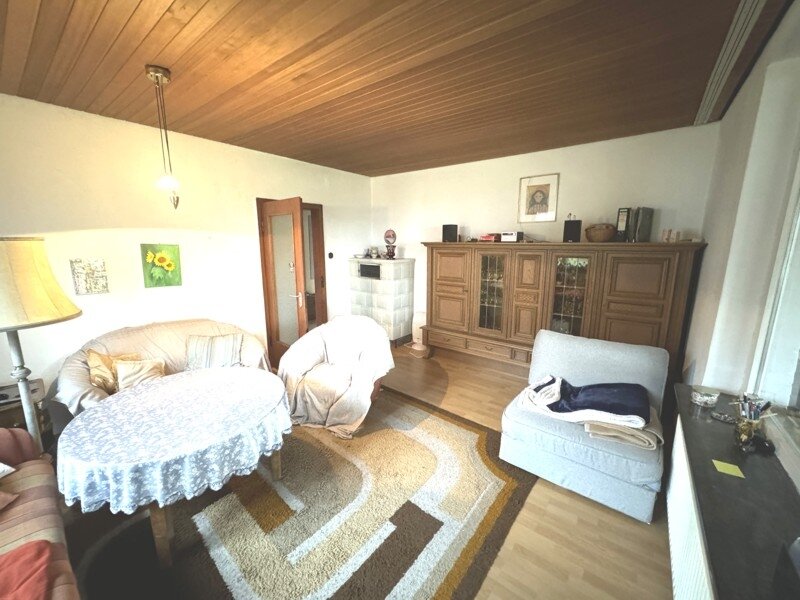 Wennigser Mark: Einfamilienhaus mit Wintergarten ähnlichem Anbau und großer Kellergarage in äußerst ruhiger Lage. 