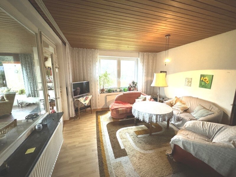 Wennigser Mark: Einfamilienhaus mit Wintergarten ähnlichem Anbau und großer Kellergarage in äußerst ruhiger Lage. 