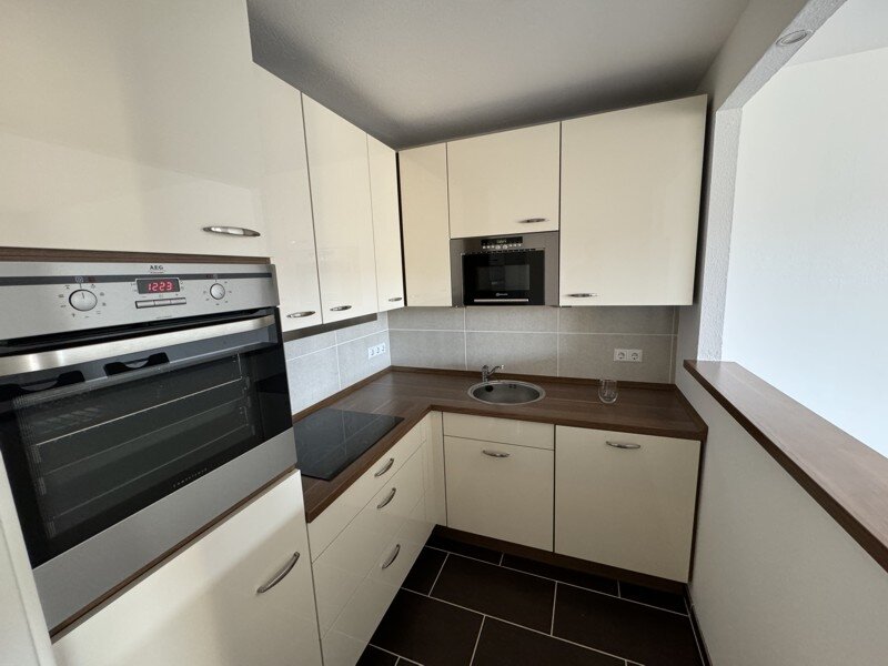 Modernisierte 1 1/2-Zimmer-Studiowohnung mit sonniger Südwestloggia einschl. Einbauküche