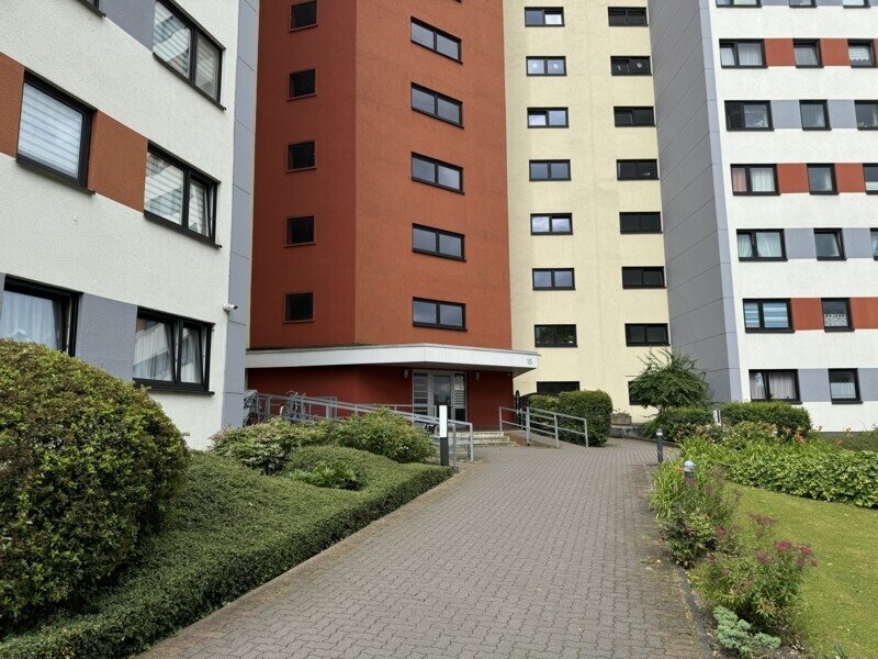Große 4-Zimmerwohnung mit Südwestloggia und herrlichem Ausblick, in Zentrumsnähe.