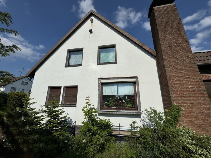 2-FAMILIENHAUS mit Anbau, Dachterrasse, großer überdachter Terrasse und Garage