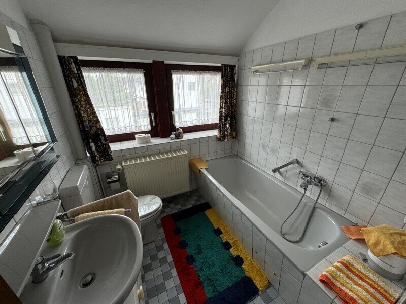 2-FAMILIENHAUS mit Anbau, Dachterrasse, großer überdachter Terrasse und Garage
