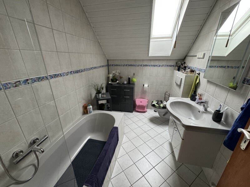 4-Zi--ETW im Grünen mit Gartenanteil, Balkon, Garage und DG als Ausbaureserve  