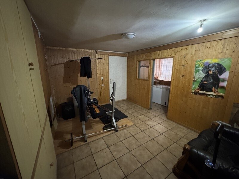 1 bis 2-Familien-Doppelhaushälfte mit zusätzlichem Büro oder Ladenraum im Souterrain und Doppelgarage