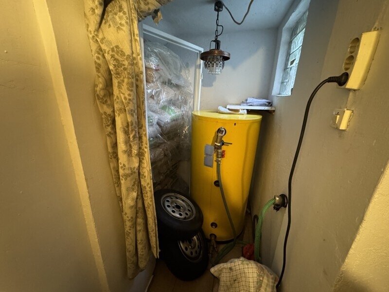 1 bis 2-Familien-Doppelhaushälfte mit zusätzlichem Büro oder Ladenraum im Souterrain und Doppelgarage