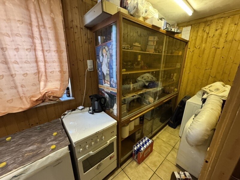 1 bis 2-Familien-Doppelhaushälfte mit zusätzlichem Büro oder Ladenraum im Souterrain und Doppelgarage