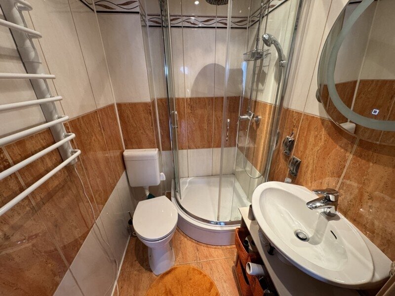 1 bis 2-Familien-Doppelhaushälfte mit zusätzlichem Büro oder Ladenraum im Souterrain und Doppelgarage