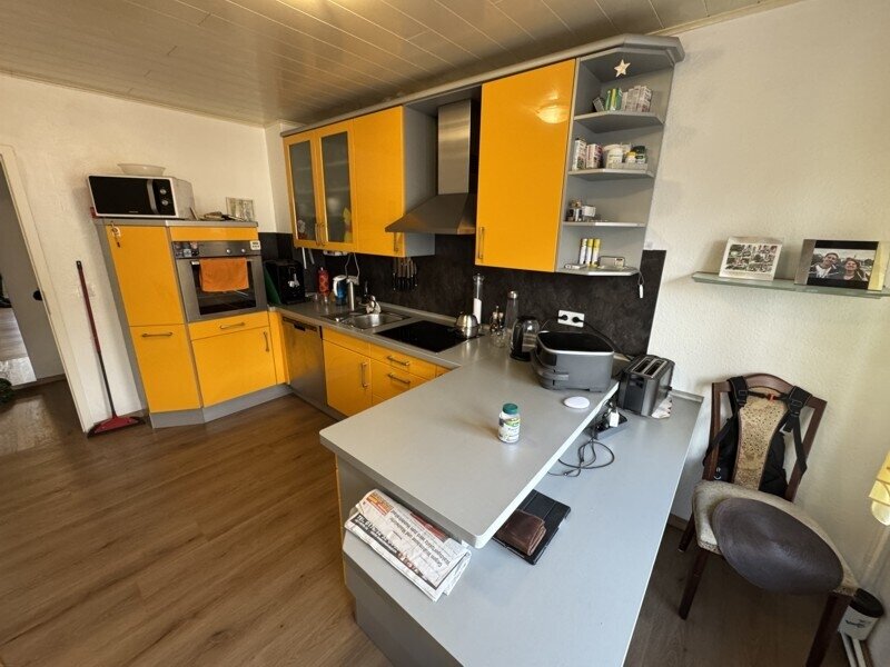 1 bis 2-Familien-Doppelhaushälfte mit zusätzlichem Büro oder Ladenraum im Souterrain und Doppelgarage