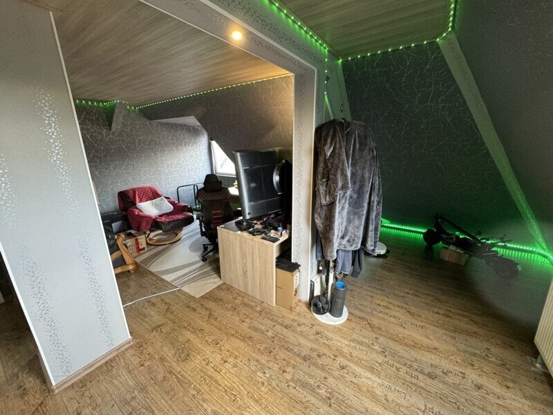 1 bis 2-Familien-Doppelhaushälfte mit zusätzlichem Büro oder Ladenraum im Souterrain und Doppelgarage