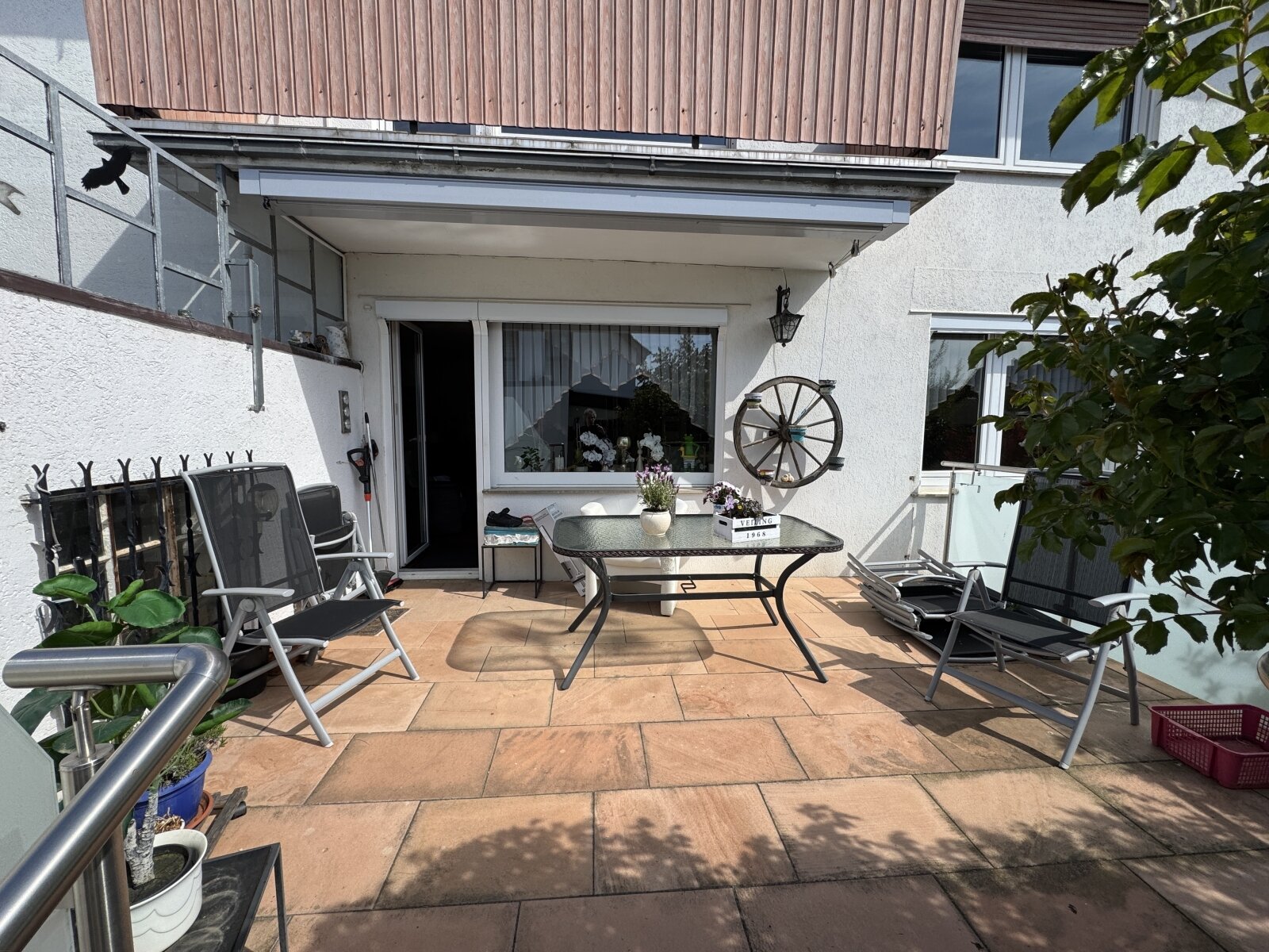 Zweifamilien - Doppelhaushälfte mit Terrasse, Balkon und zwei Garagen