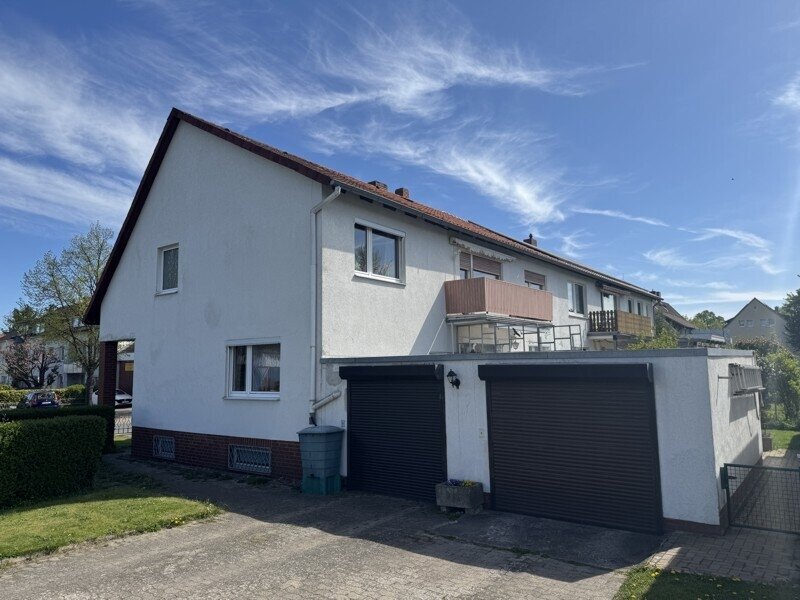 Zweifamilien - Doppelhaushälfte mit Terrasse, Balkon und zwei Garagen